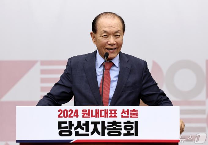 황우여 국민의힘 비상대책위원장이 9일 오후 서울 여의도 국회에서 열린 2024 원내대표 선출 선거 당선자총회에서 인사말을 하고 있다. 2024.5.9/뉴스1 ⓒ News1 구윤성 기자