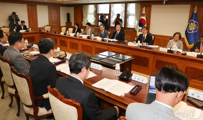 노연홍 의료개혁특별위원회 위원장이 10일 서울 종로구 정부서울청사에서 열린 제2차 의료개혁특별위원회 회의에서 모두발언을 하고 있다. 2024.5.10/뉴스1 ⓒ News1 허경 기자