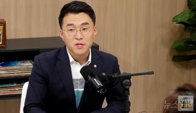 김남국 더불어민주당 의원이 10일 JTBC유튜브 채널 '장르만 여의도'에서 22대 총선 직전 조국혁신당으로부터 영입제안이 있었다는 사실을 밝히고 있다. (유튜브 갈무리) ⓒ 뉴스1
