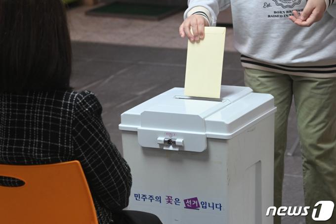 제22대 국회의원 선거를 앞둔 3일 오전 경기 수원시 권선구 수봉재활원에서 유권자들이 거소투표를 하기 위해 줄 서 있다. (공동취재) 2024.4.3/뉴스1 ⓒ News1 김영운 기자