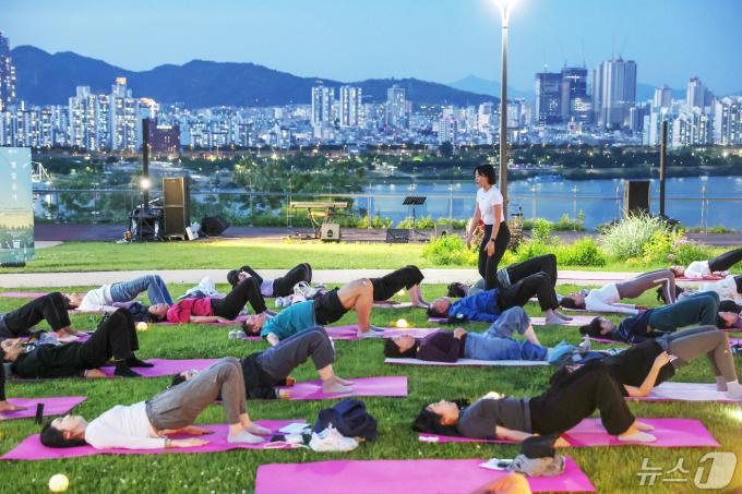 [사진] 공원에서 즐기는 '별빛요가'