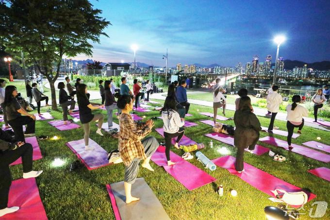 [사진] '강남유닉투어'에서 즐기는 별빛요가
