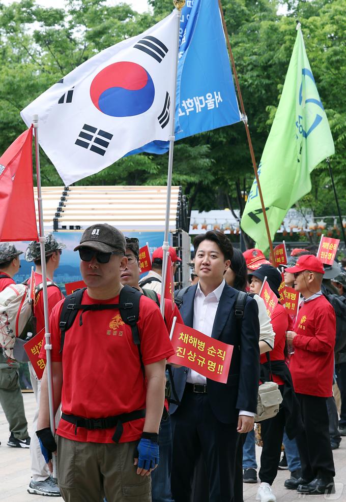 [사진] 해병대 행진 함께 한 이준석 대표