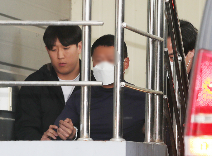 지난 9일 부산지법 앞에서 흉기로 유튜버를 살해한 또 다른 유튜버 A씨가 영장실질심사 참석을 거부했다. 사진은 사건 당시 검거돼 부산 연제경찰서로 압송되던 A씨. /사진=뉴스1