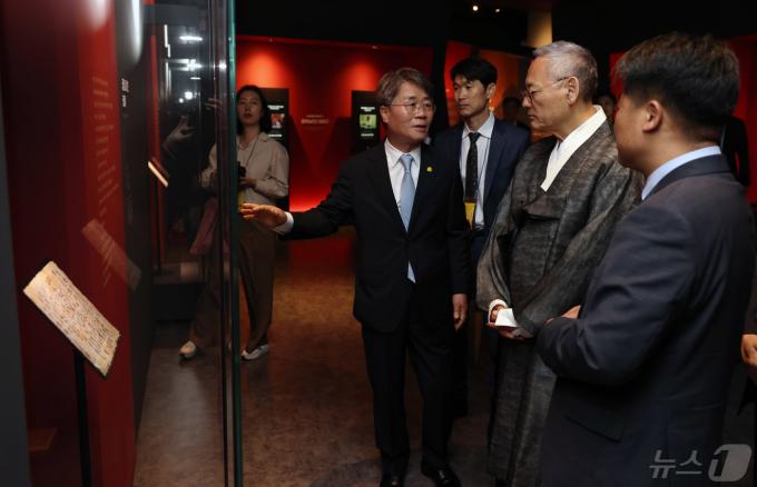 [사진] 동학농민혁명 기념관 둘러보는 유인촌 장관