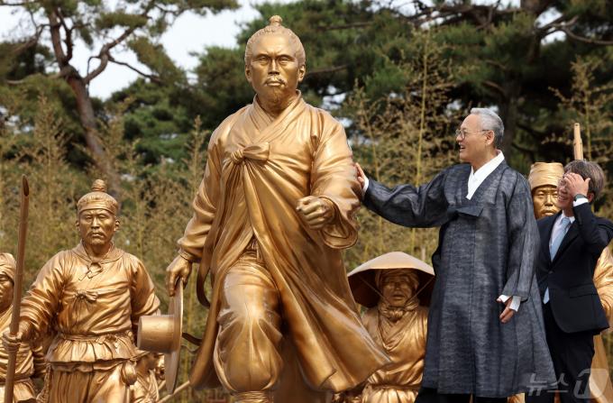 [사진] 전봉준 동상 찾은 유인촌 장관