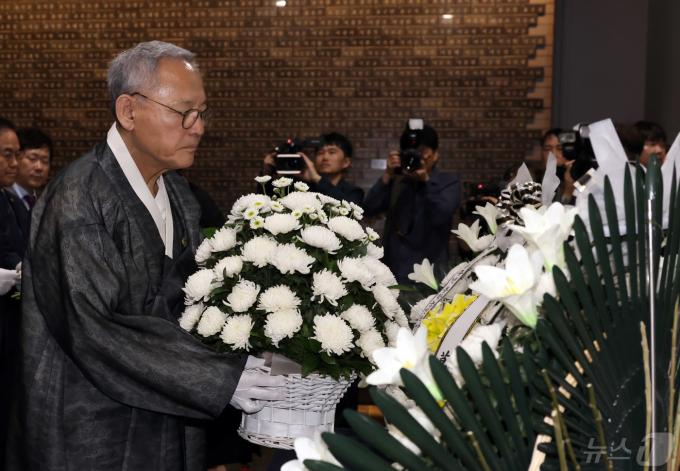 [사진] 헌화하는 유인촌 장관