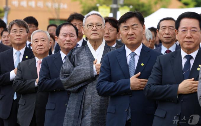 [사진] 국민의례 하는 유인촌 장관