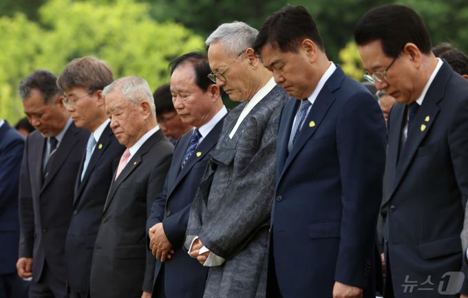 [사진] 묵념하는 유인촌 장관