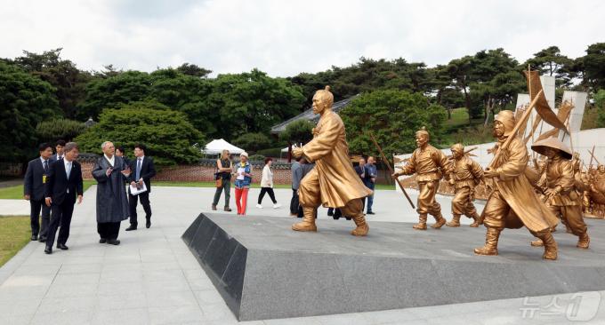 [사진] 전봉준 동상 둘러보는 유인촌 장관