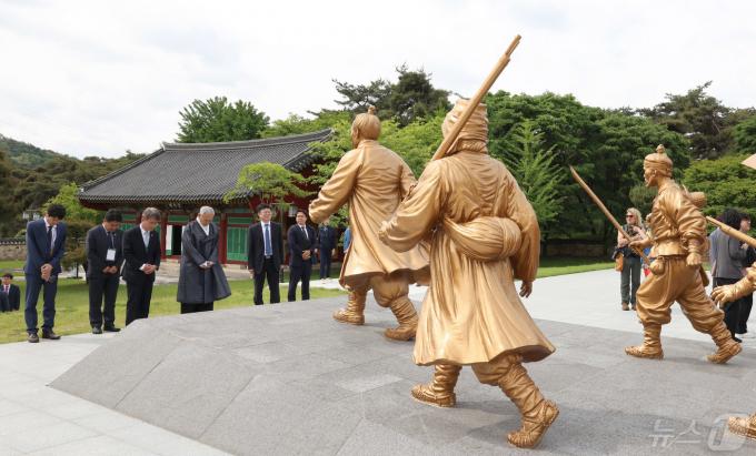[사진] 전봉준 동상 찾아 묵념하는 유인촌 장관