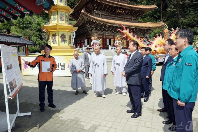 [사진] 이상민 장관, 사찰 화재예방 안전대책 현장 점검