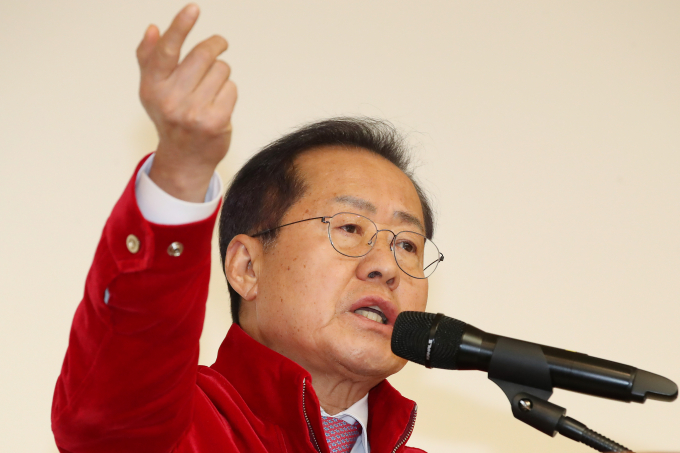 홍준표 대구시장이 "좌우 논쟁보다 국익 우선주의를 나라의 기본이념으로 하자"고 11일 자신의 페이스북에 제안했다. 사진은 홍 시장이 지난 1월29일 대구 북구 대구시청 산격청사 대강당에서 열린 '지방시대 종합계획 및 2024년 시행계획' 설명회에 나섰던 모습. /사진=뉴스1