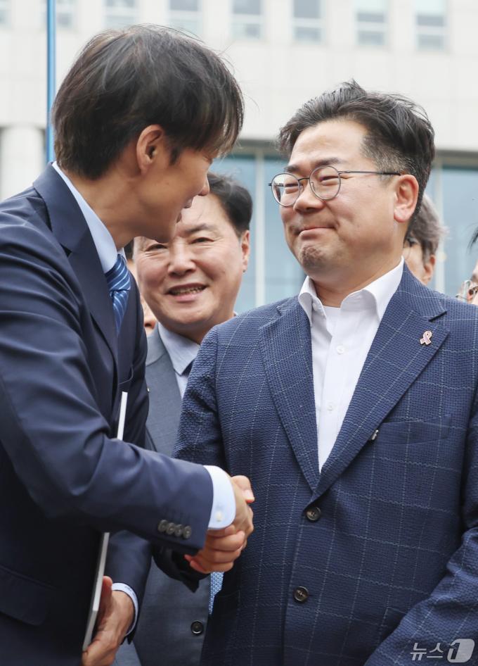 [사진] 손 맞잡은 조국·박찬대