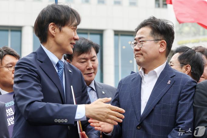 [사진] 악수 나누는 조국·박찬대