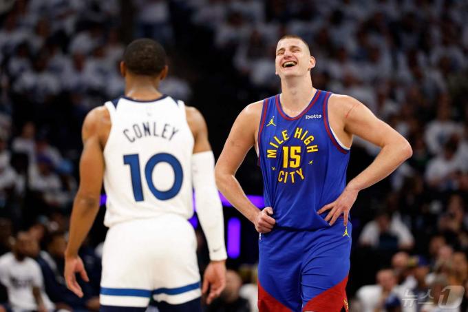 니콜라 요키치(오른쪽)가 11일(한국시간) 열린 2023-24 NBA PO 서부 콘퍼런스 4강 3차전에서 덴버 너기츠의 승리를 이끌었다. ⓒ AFP=뉴스1