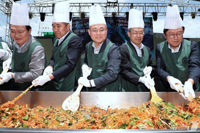 [사진] 고기동 행안부 차관 '1219인분 비빔밥 만들기'
