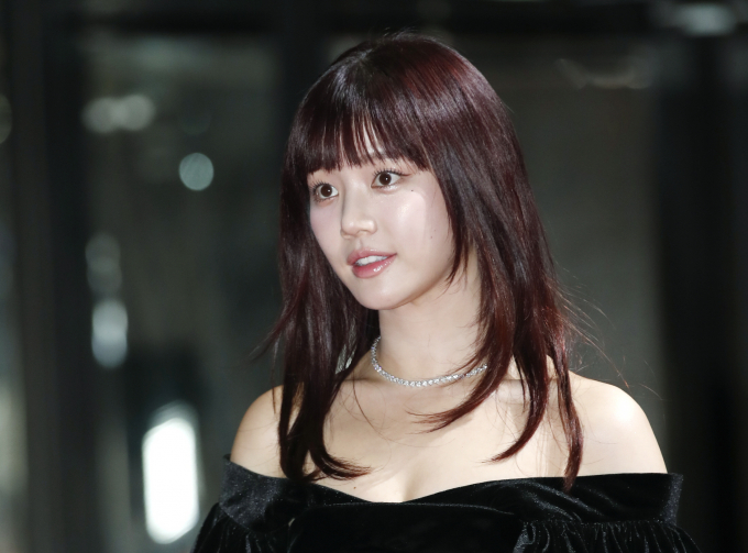 배우 이유비가 어린시절 야한 만화책을 보다 엄마인 배우 견미리에게 틀켰던 일화를 고백했다. 사진은 지난해 SBS 연기대상 레드카펫 행사에 참석했던 이유비. /사진=뉴스1