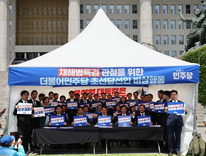더불어민주당 초선 당선인들이 지난 10일 서울 여의도 국회 본관 앞 농성장에서 채해병 특검 관철을 촉구하는 구호를 외쳤다. /사진=뉴스1