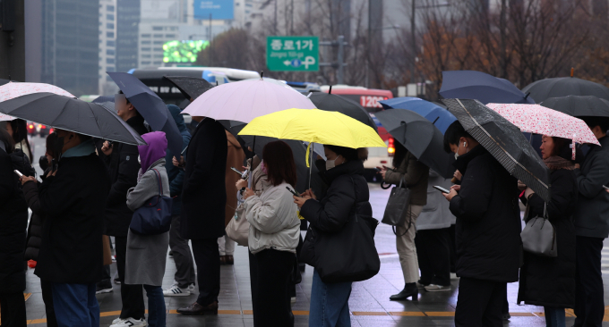 전국에 내리는 비가 일요일 오전부터 차차 그친다. 사진은 서울 광화문 사거리 모습. /사진=뉴시스