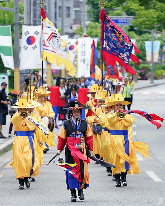 [사진] 제관행렬 선두에 선 취타대