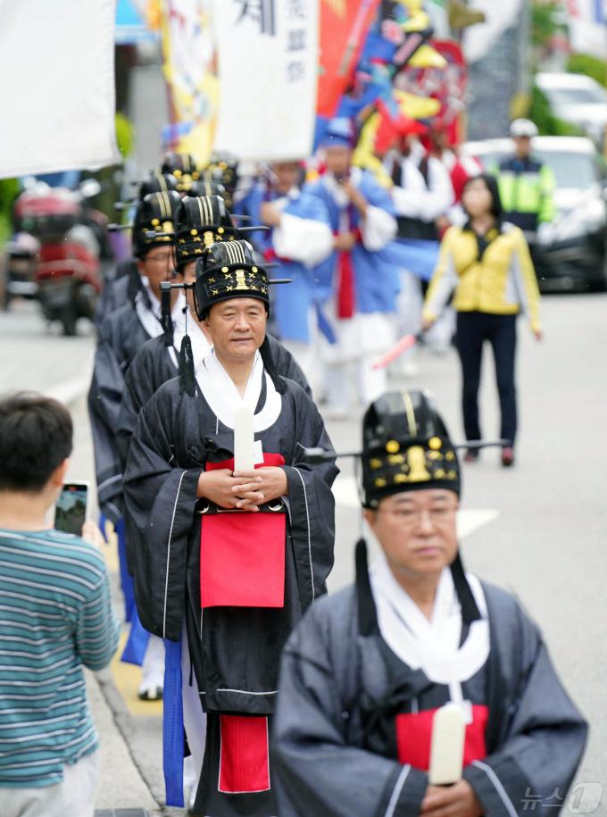 [사진] 선잠단으로 향하는 제관행렬