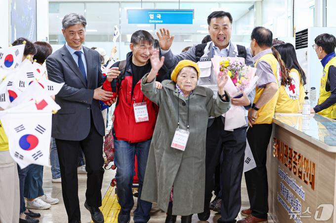 [사진] '사할린 동포 60명, 동해항 통해 영주귀국'