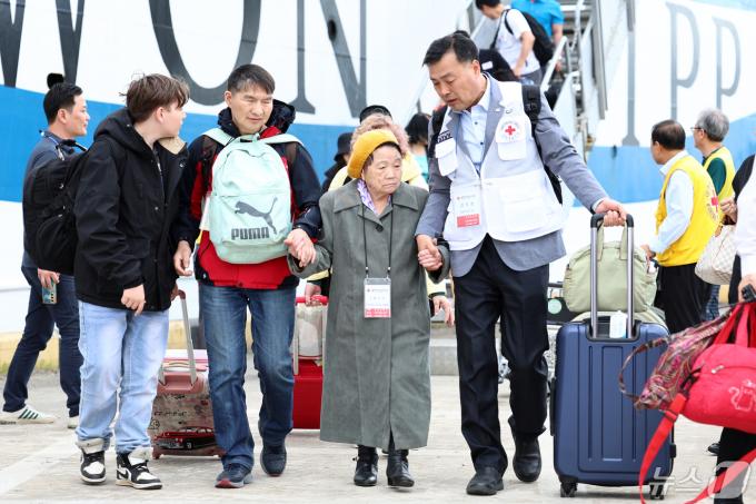 [사진] 동해항 통해 '영주귀국'한 사할린 동포들