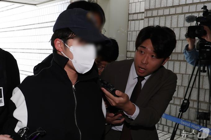 서울 강남역 인근 건물 옥상에서 자신의 여자친구를 살해한 혐의를 받는 20대 남성 최 씨가 8일 오후 서울 서초구 서울중앙지법에서 열린 구속 전 피의자 심문(영장실질심사)에 출석하고 있다. A 씨는 과거 대학수학능력시험에서 만점을 받은 의대생인 것으로 알려졌다. 2024.5.8/뉴스1 ⓒ News1 김민지 기자