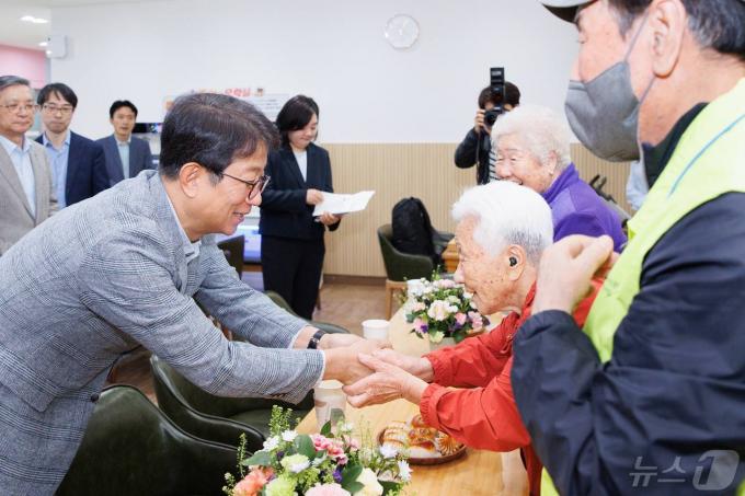 [사진] 어르신들과 인사 나누는 박상우 장관