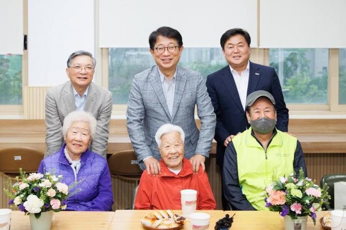 [사진] 어르신들과 기념 촬영하는 박상우 장관