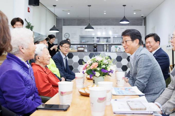 [사진] 어르신들과 대화 나누는 박상우 장관