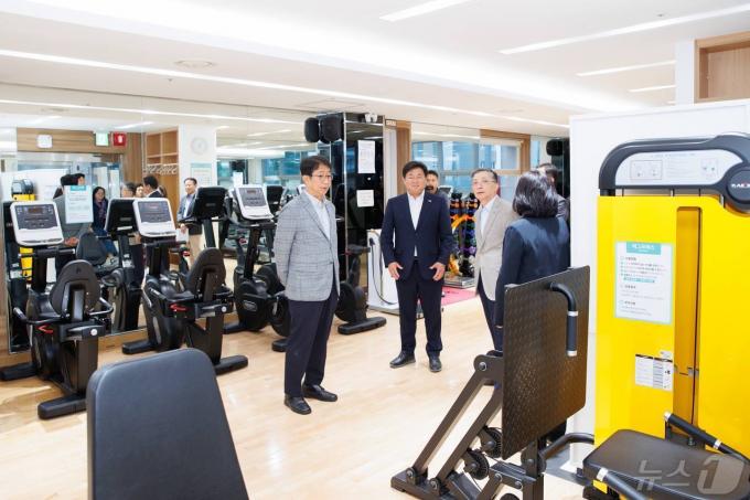 [사진] 고령자복지주택 둘러보는 박상우 장관