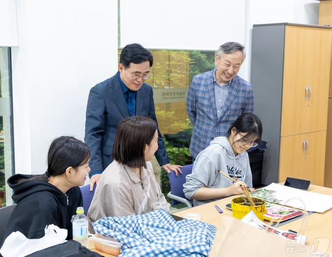 [사진] 학생들과 대화하는 진교훈 구청장