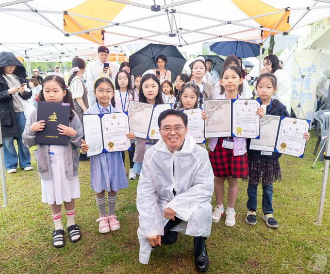 [사진] 진교훈 구청장, 백일장 수상 초등생들과 함께