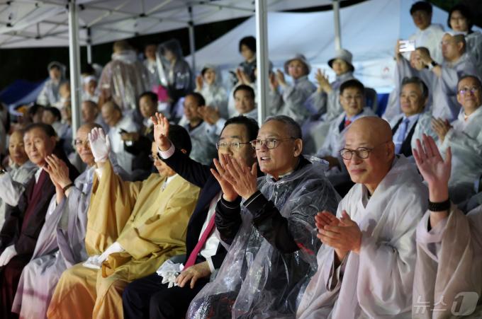 [사진] 연등행렬 향해 박수 보내는 유인촌 장관