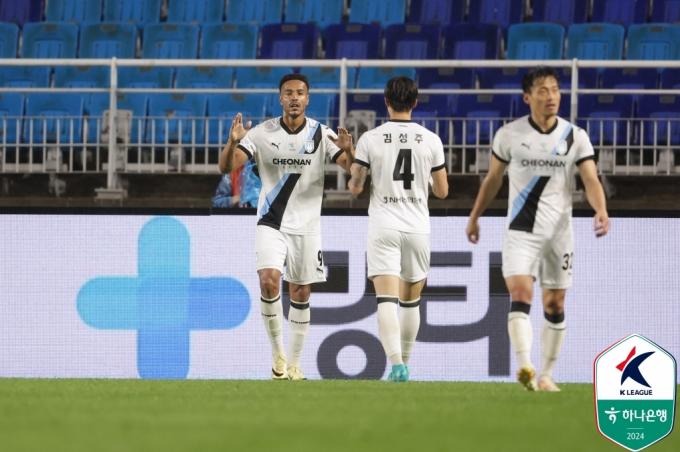 천안의 모따(왼쪽)(한국프로축구연맹 제공)