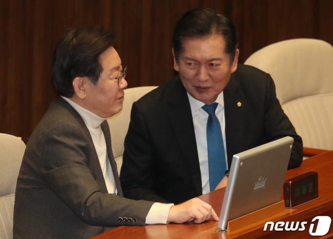 이재명 더불어민주당 대표와 정청래 최고위원이 지난 2월 20일 오전 서울 여의도 국회에서 열린 제413회 국회(임시회) 제2차 본회의에서 이야기를 나누고 있다. 2024.2.20/뉴스1 ⓒ News1 임세영 기자