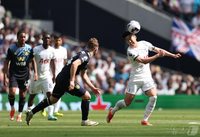 [사진] EPL 번리와 경기 중 헤딩하는 토트넘의 손흥민