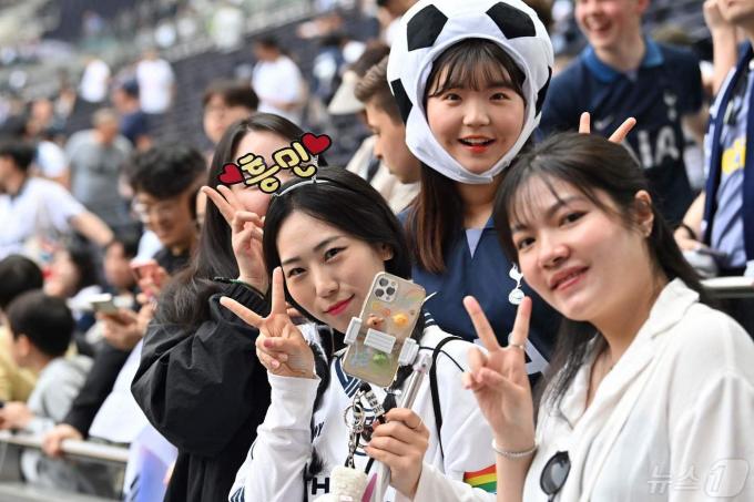 [사진] 토트넘과 번리 경기 중 포즈 취하는 손흥민 팬들