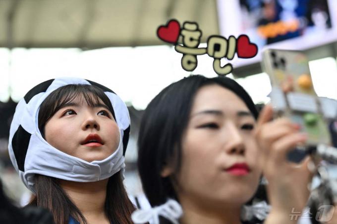 [사진] 토트넘과 번리 경기서 중 응원하는 손흥민 팬들