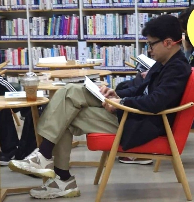  4·10 총선 참패에 책임을 지고 국민의힘 비상대책위원장직을 사퇴한 한동훈 전 위원장을 서울 양재도서관에서 봤다는 목격담이 잇따라 나오고 있다./사진=온라인 커뮤니티 디시인사이드 캡처
