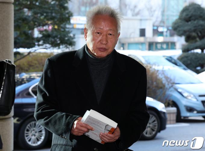 대학 강의 중 '위안부는 자발적 매춘'이라고 언급해 명예훼손 혐의를 받는 류석춘 전 연세대 교수가 24일 오전 서울 마포구 서울서부지법에서 열린 1심 선고 공판에 '하버드대학 교수가 들려주는 위안부 문제의 진실' 서적을 든 채 출석하고 있다.  2024.1.24/뉴스1 ⓒ News1 장수영 기자