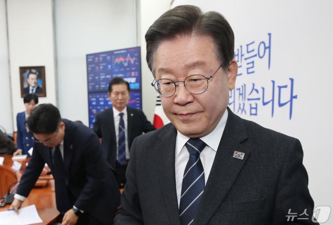 이재명 더불어민주당 대표가 8일 오전 서울 여의도 국회에서 열린 최고위원회의를 마치고 이동하고 있다. 2024.5.8/뉴스1 ⓒ News1 임세영 기자