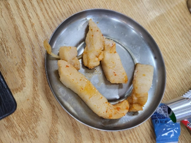 한 고속도로 휴게소 김치찌개에 들어 있던 돼지고기에 비계만 가득 붙어 있다. /사진=온라인 커뮤니티