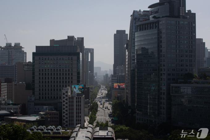 [사진] 화창한 날씨 속 황사 조심