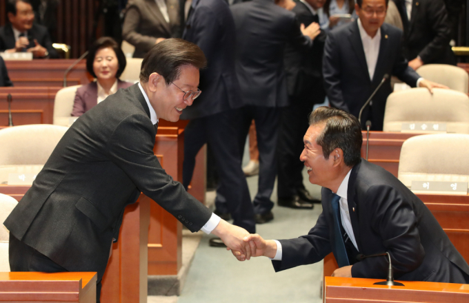 이재명 더불어민주당 대표와 정청래 최고위원이 지난 2일 오후 서울 여의도 국회에서 열린 의원총회에서 인사를 나누고 있다./사진=뉴스1