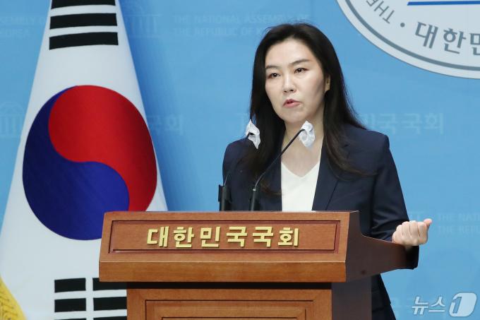 [사진] 브리핑 나선 강유정 대변인