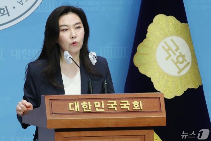 [사진] 강유정 대변인, 윤 대통령 멍게 앞 소주 발언 관련 브리핑