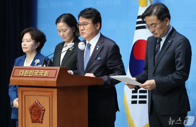 [사진] 일본 라인야후 관련 기자회견 나선 황운하 원내대표